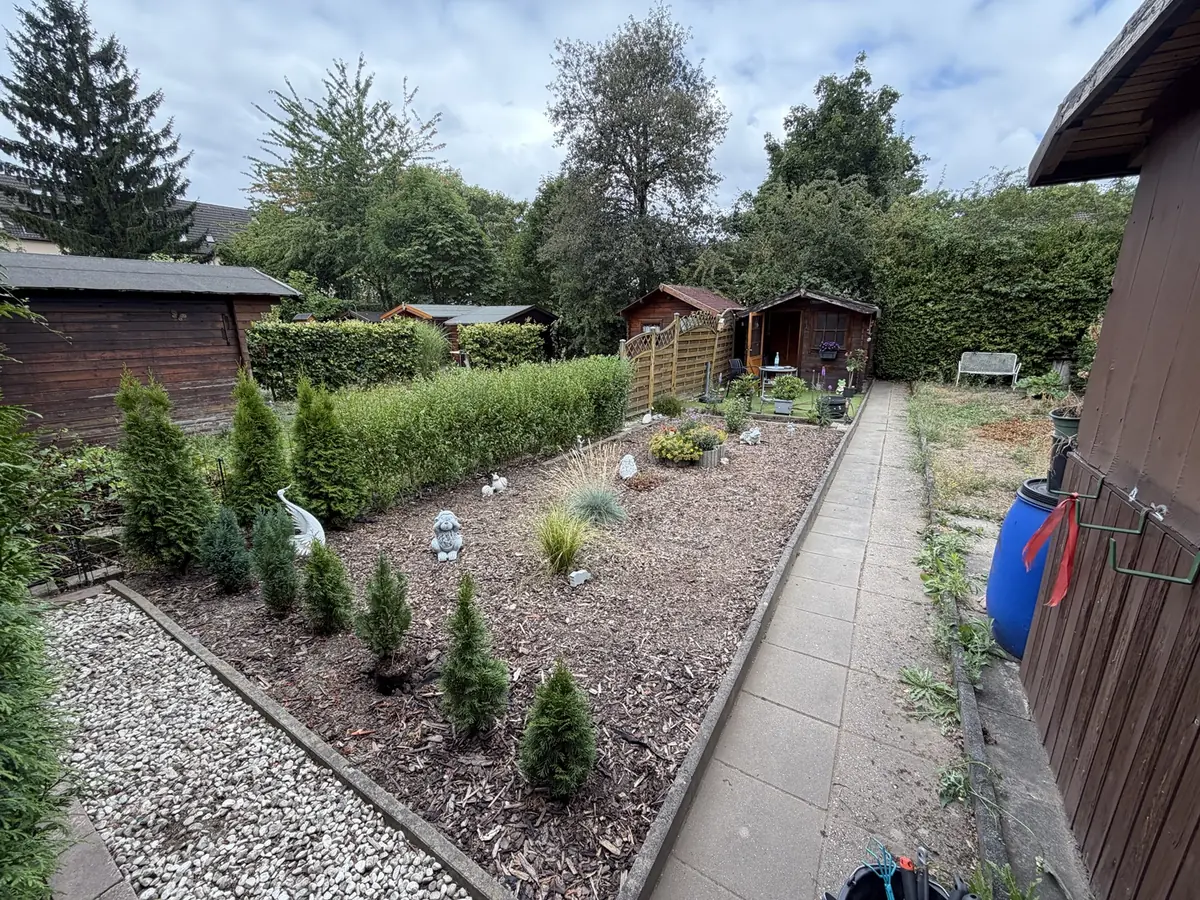 Übersichtlicher Garten nach der Gartenpflege